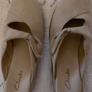 Clarks Size 11 clogs. Tan suede. No scuffs, scrapes or damage. worn once. Velcro